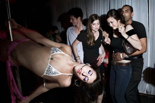 The photo taken by Photographer Dina Litovsky shows the most exciting party queen in New York's nightlife. (Source: huanqiu.com)
