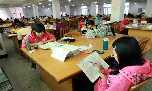 College students read quietly in the library of Jiujiang University, Jiangxi Province, on Thursday. The university extended library hours for its students during the recent National Day holiday. Photo: CFP