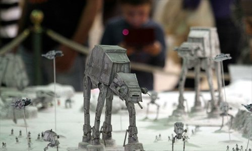 Models that recreate a scene from the movie 