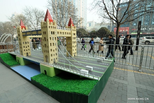  A miniature monument of the Tower Bridge is seen on a street in Xi'an, capital of northwest China's Shaanxi Province, Jan. 10, 2013. A collection of miniatures of 10 world cultural heritages are on show here. (Xinhua/Li Yibo)  