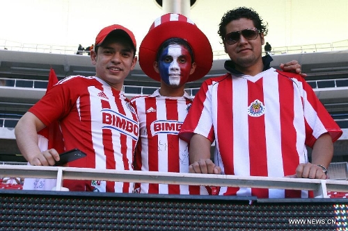 Chivas' fans pose for photos before a Liga MX soccer match against America at the Omnilife Stadium in Zapopan, Mexico, on March 31, 2013. (Xinhua/StraffonImages) 