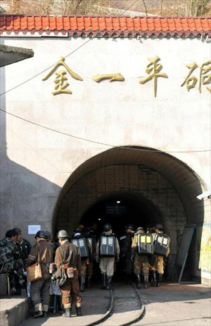 Rescuers prepare to go down to the mine after a coal and gas outburst occurred in Panxian county in the city of Liupanshui, southwest China's Guizhou Province, January 21, 2013.