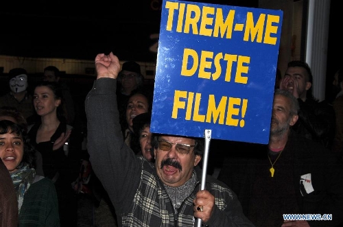 A protestor shouts slogans in front of the Internatioanl Monetary Fund (IMF) Office in Lisbon, Portugal, on Jan, 30, 2013. Hundreds of Portuguese gathered in front of the Internatioanl Monetary Fund (IMF) Office in capital Lisbon, protesting against IMF's demand of more spending cuts by the Portuguese government and its drastic austerity policy. (Xinhua/Zhang Liyun)