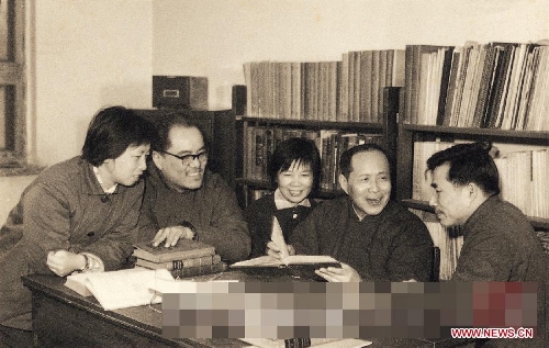  File photo taken in 1978 shows that Zheng Zhemin (2nd R) discusses with scientific staff. Explosions expert Zheng Zhemin won China's top science award on Friday. Zheng, 88, is member of both the Chinese Academy of Sciences and the Chinese Academy of Engineering (CAE). Zheng has devoted himself to research in the areas of elastic mechanics, explosive processing and underground nuclear detonations. (Xinhua) 