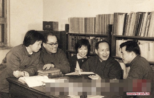 &nbsp;File photo taken in 1978 shows that Zheng Zhemin (2nd R) discusses with scientific staff. Explosions expert Zheng Zhemin won China's top science award on Friday. Zheng, 88, is member of both the Chinese Academy of Sciences and the Chinese Academy of Engineering (CAE). Zheng has devoted himself to research in the areas of elastic mechanics, explosive processing and underground nuclear detonations. (Xinhua) 