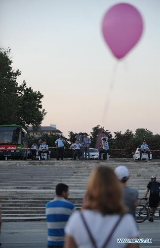 Protestors stand silently facing policemen in front of Ataturk culture centre near the Taksim Square in Istanbul, Turkey, on June 18, 2013. Hundreds of people stood silently from morning to evening on Tuesday here to protest against the government. Nationwide protests began when an environmentalists' rally aiming to preserve Gezi Park adjacent to Taksim Square in Istanbul met fierce police crackdown, which triggered a wave of fiery opposition against the government's policies. (Xinhua/Lu Zhe) 