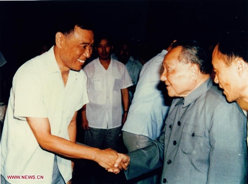 File photo taken in 1987 shows Wang Xiaomo (L), who was then one of the 14 young and middle-aged experts making special contributions to the country, shaking hands with late Chinese leader Deng Xiaoping (2nd R) in Beidaihe, north China's Hebei Province. Radar engineer Wang Xiaomo won China's top science award on Friday. Wang, 74, is a Chinese Academy of Engineering (CAE) member who has been engaged in the research and design of radar for the past 30 years. He is regarded as 
