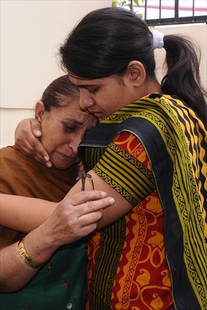 Dalbir Kaur (left), sister of  Sarabjit Singh, an Indian prisoner held in Pakistan, cries next to Singh's daughter Swapandip during a press conference in Amritsar on Saturday. Sarabjit  Singh is facing the death penalty in Pakistan on espionage charges and was rushed to hospital on Friday after suffering serious injuries in a clash with fellow prisoners, officials said. Photo: AFP
