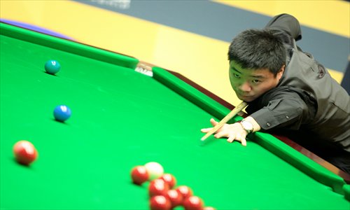 Ding Junhui of China lines up a shot during his World Snooker Championship 2013 quarterfinal match against Barry Hawkins of England at the Crucible Theatre in Sheffield, England on Wednesday. Photo: CFP