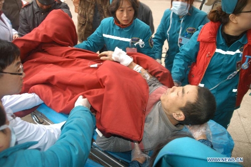 A victim of an accident in which an expressway bridge partially collapsed due to a truck explosion in Mianchi County, receives treatment at a hospital in Sanmenxia, central China's Henan Province, Feb. 1, 2013. The explosion, which occurred around 8:52 a.m. (0052 GMT) on Feb. 1, caused several vehicles to tumble from the bridge. At least four people died and eight others were injured, the city government of Sanmenxia said. Search and rescue efforts are under way. (Xinhua/Cui Chang) 