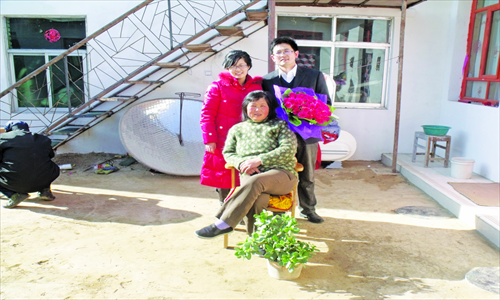 Zhao Meifu (center) poses for a photo with her son, Guo Dajun, and her daughter-in-law. Photo: courtesy of Guo Dajun