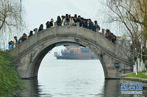  Photo taken on Feb. 13 shows visitors touring West Lake in Hangzhou. According to the statistics issued on Feb. 15, by the national holiday tourism office for coordination meeting of inter-ministry and department, the totoal number of people touring 39 major resort and tourist cities of China reached 76,000,000 during this year's seven-day Spring Festival holiday, up 15 percent year on year. And the number of tourists visiting 33 popular scenic spots across China increased by 20 percent year on year. (Source: xinhuanet.com/photo)