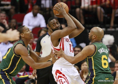 Houston Rockets' James Harden (C) competes during the NBA basketball game against Utah Jazz, March 20, 2013, in Houston. Rockets beat Jazz 100-93. (Xinhua/Song Qiong)&nbsp; 