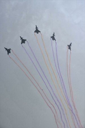 Flights from the China Air Force August 1st Aerobatic Team perform an air show during the opening ceremony of the 9th China International Aviation and Aerospace Exhibition in Zhuhai, south China's Guangdong Province, Nov. 13, 2012. About 650 exhibitors in the aviation and aerospace field took part in the six-day event. Photo: Xinhua