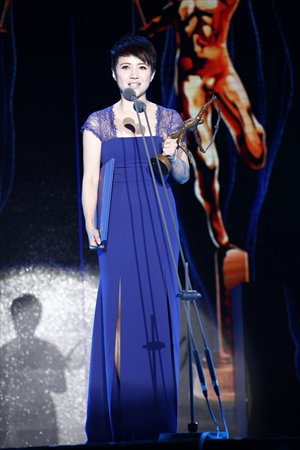 Yan Bingyan takes the actress of the year. 