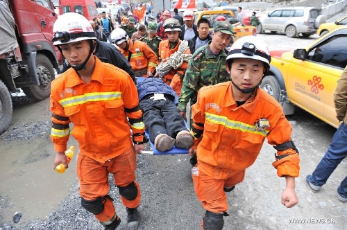 Rescuers carry an injured person in the quake-hit town of Muping, Baoxing County in southwest China's Sichuan Province, April 22, 2013. A strong quake jolted the county on the morning of April 20. Rescuers in disaster areas are trying their best to grasp the 