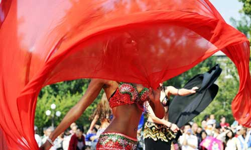 Actresses perform during the opening ceremony of a tourism festival at Wudadao Sightseeing Street, a scenic spot in Tianjin, north China, Sept. 30, 2012. Photo: Xinhua
