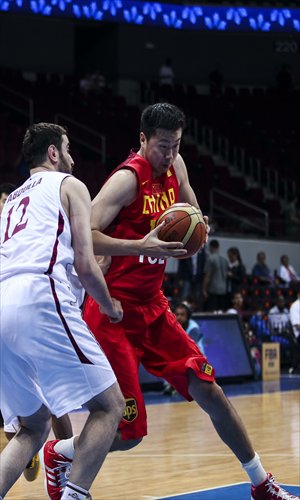 China's Wang Zhizhi (right) is guarded by Mohammed Saleem Abdulla of Qatar during the 2013 FIBA Asia Championship in Manila on August 10.  Photo: CFP