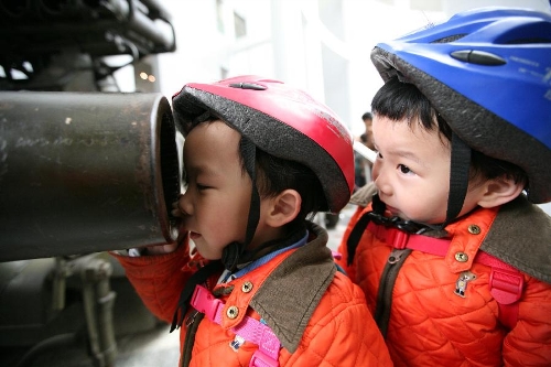 Two children watch a gun barrel at the weapon museum of Nanjing University of Science and Technology (NJUST) in Nanjing, capital of east China's Jiangsu Province, March 24, 2013. The NJUST opened to public to celebrate its 60th anniversary Sunday. The weapon museum collects about 6,000 weapons since the First World War. (Xinhua/Wang Xin)&nbsp; 