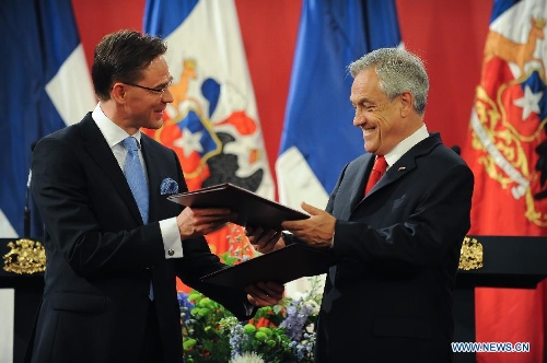 Chilean President Sebastian Pinera (R) and Finnish Prime Minister Jyrki Katainen (L) attend a signing ceremony of bilateral agreements at the La Moneda Palace, in the city of Santiago, capital of Chile, on Jan. 29, 2013. Katainen is on an official visit to Chile. (Xinhua/Jorge Villegas)