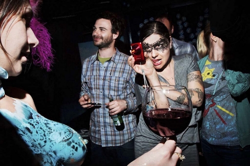 The photo taken by Photographer Dina Litovsky shows the most exciting party queen in New York's nightlife. (Source: huanqiu.com)