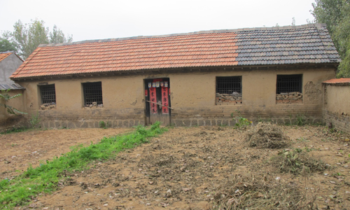 Mo Yan's childhood residence still stands in Gaomi. Mo lived in the house until he was 10 years old. The house has remained vacant after Mo's family moved out in 1966. Photo: Xu Ming/ Global Times
