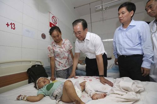 Chinese Premier Wen Jiabao (3rd R) visits an injured child at the People's Hospital in the earthquake-hit Yiliang County, Southwest China's Yunnan Province, September 8, 2012. Premier Wen Jiabao arrived in Yiliang County early Saturday to inspect the quake-stricken areas and direct rescue operations. Photo: Xinhua