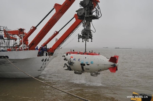 China's manned submersible Jiaolong leaves the water in Jiangyin City, east China's Jiangsu Province, June 9, 2013. Jiaolong on Sunday carried out a drill for its voyage of experimental application. (Xinhua/Zhang Xudong) 