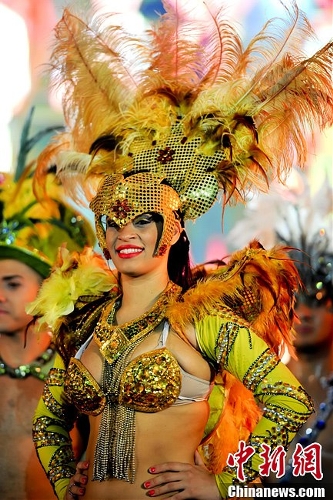 Brazilian dancers dance the samba at the Happy Valley Carnival in Beijing, capital of China, June 29, 2013. The grand carnival, which kicked off on June 29, will run for 58 days until August 25. (Photo:Chinanews.com)