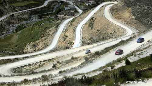 Photo taken on September 9, 2012 shows a mountain road running to the Dra Yerpa temple built on a hillside in Dagze county of Southwest China's Tibet Autonomous Region. The temple is notable for its meditation cave connected with Songtsen Gampo, the 7th century Tibetan king. Photo: Xinhua