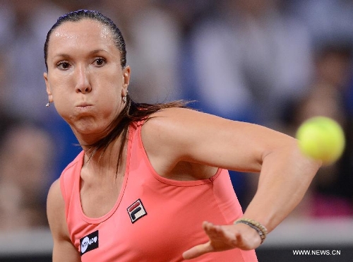 Jelena Jankovic of Serbia returns the ball during the first round match of Porsche Tennis Grand Prix against Samantha Stosur of Austrilia in Stuttgart, Germany, on April 24, 2013. Jelena Jankovic won 2-0. (Xinhua/Ma Ning) 