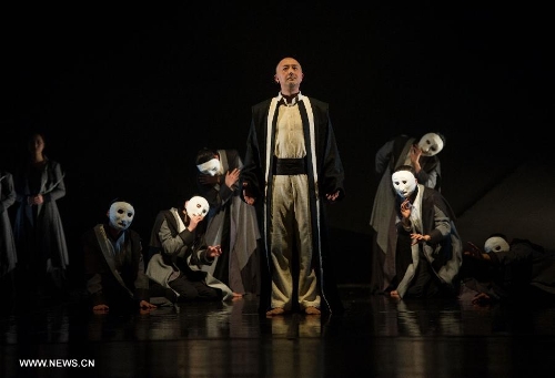 &nbsp;Actor Yao Lu (C) performs during the stage drama 