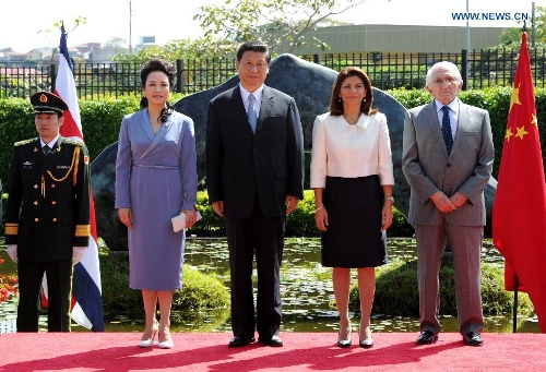 Chinese President Xi Jinping (2nd L, front) and his wife Peng Liyuan (1st L, front) pose for a photo together with Costa Rican President Laura Chinchilla (2nd R, front) and her husband Jose Maria Rico (1st R, front) during a welcoming ceremony at the presidential house in San Jose, Costa Rica, June 3, 2013. Xi is on a state visit to Costa Rica. (Xinhua/Rao Aimin) 