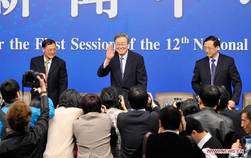Zhou Xiaochuan (C), China's central bank governor, gestures at a news conference on China's currency policy and financial reform held by the first session of the 12th National People's Congress (NPC) in Beijing, capital of China, March 13, 2013. (Xinhua/Wang Peng)