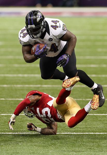 Vonta Leach (No.44) of the Baltimore Ravens flies over Tarell Brown of the San Francisco 49ers on Sunday. Photo: IC