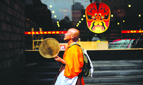 Japanese monk Iwata Ryuzo prays for peace between China and Japan on a street in Chongqing during a tour through China, on May 4, 2011. Photo: CFP
