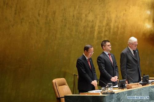 United Nations Secretary-General Ban Ki-moon (L) and Vuk Jeremic (C), president of the 67th Session of the UN General Assembly, observe a moment of silence during a tribute to the memory of late Venezuelan President Hugo Chavez, at the UN headquarters in New York, on March 13, 2013. (Xinhua/Niu Xiaolei) 
