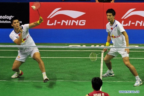 China's Cai Yun (R) and Fu Haifeng return the shuttlecock during the men's doubles semi-final match against Mohammad Ahsan and Hendra Setiawan of Indonesia in the Singapore Open badminton tournament in Singapore, June 22, 2013. Cai Yun and Fu Haifeng lost 0-2. (Xinhua/Then Chih Wey)