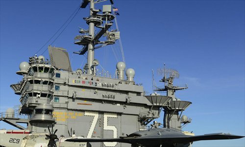 Photo shows that technological tests of carrier-bound X-47B drone were being conducted on the flight deck of USS Harry S. Truman nuclear-powered aircraft carrier on December 9, 2012  (US local time), according to the report by chinanews.com.  It is reported that Truman aircraft carrier in the Nimitz-class is the first ship assigned in US Navy aircraft carriers for trials of unmanned combat air vehicle. (Photo Source: chinanews.com)