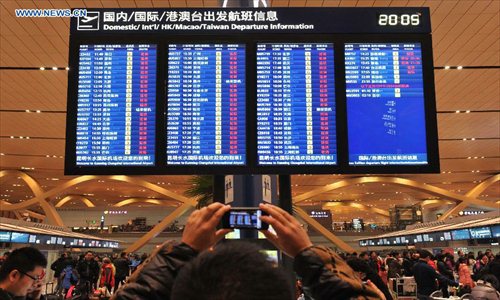 The board shows numbers of flights are delayed at Kunming Changshui International Airport in Kunming, capital of Southwest China's Yunnan Province, January 3, 2013. Affected by the dense fog, a total of 434 flights were cancelled and about 7,500 passengers were trapped in the airport until 9 pm Thursday.(Xinhua/Lin Yiguang)