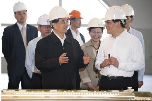 Chinese President Hu Jintao (L, front) visits the Kai Tak cruise terminal construction site in Hong Kong, south China, June 30, 2012. The cruise terminal project is part of a comprehensive Kai Tak development plan which is going in an area of 320 hectares near the Chinese mainland. Photo: Xinhua