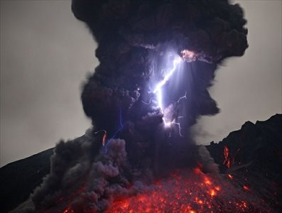 Spectacular lightning volcano captured by photographer 