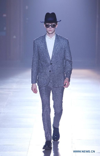 A model displays creations by Japanese designer Arashi Yanagawa for the label John Lawrence Sullivan during the men's Fall-Winter 2013-2014 collection show in Paris, France, Jan. 16, 2013. The 5-day Paris Men's Fashion Week kicked off here on Wednesday. (Xinhua/Gao Jing) 