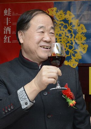 Chinese writer Mo Yan, the 2012 Nobel Prize winner for literature, attends a reception by Chinese entrepreneurs in Stockholm, capital of Sweden, December 8, 2012. Photo: Xinhua