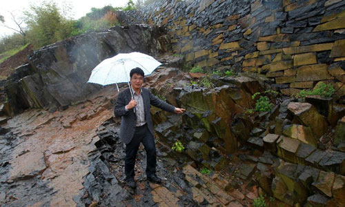 A man shows the basalt for construction at Xujiashan village in Ninghai county, southeast China's Zhejiang Province, April 9, 2012. Photo: Xinhua
