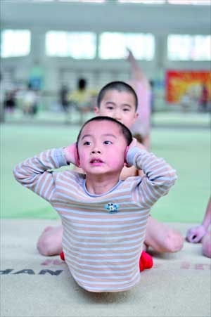 A boy is helped with his back crunches. Photo: Cai Xianmin/GT 