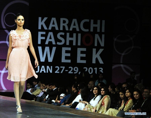 A Pakistani model presents a creation by designer Karmaa on the last day of Karachi Fashion Week in southern Pakistani port city of Karachi, Jan. 29, 2013. (Xinhua/Masroor) 