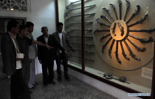 Visitors look at old weapons displayed at the National Museum of Yemen in Sanaa, on May 5, 2013. (Xinhua/Mohammed Mohammed) 