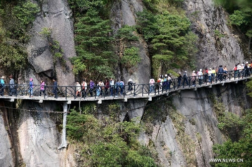 Tourists visit the Sanqing Mountain in east China's Jiangxi Province, April 13, 2013. The scenic area of Sanqing Mountain entered a peak tourist season as temperature rises recently. (Xinhua/Zhou Ke)&nbsp; 