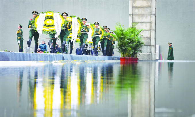 Soldiers present wreaths during a memorial ceremony at the Memorial Hall of the Victims in Nanjing Massacre by Japanese Invaders in Nanjing, capital of East China's Jiangsu Province, on December 13, to mark the 75th anniversary of the Nanjing Massacre. Photo: Cai Xianmin/GT
